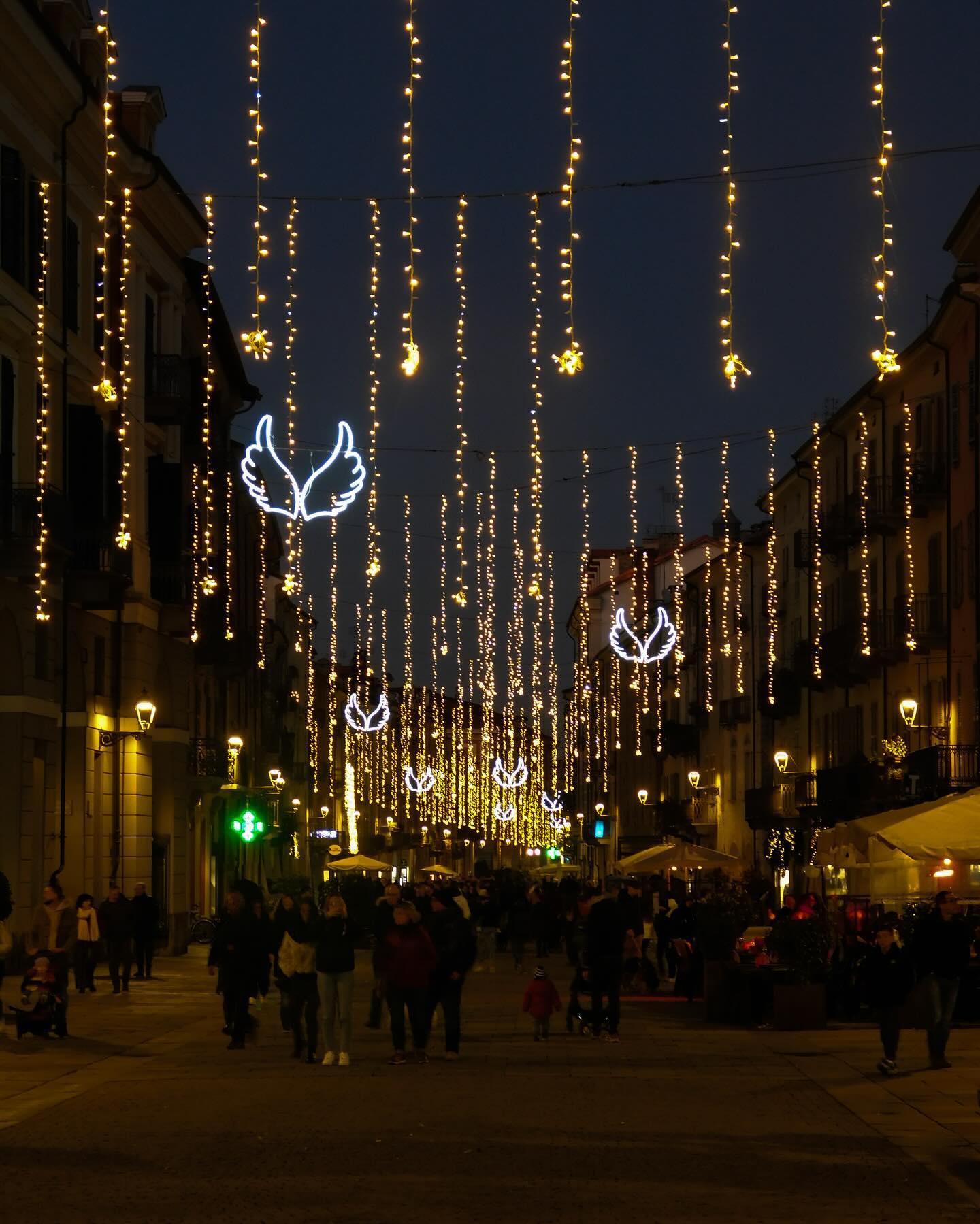 Atmosfera e decorazioni natalizie a Cuneo.